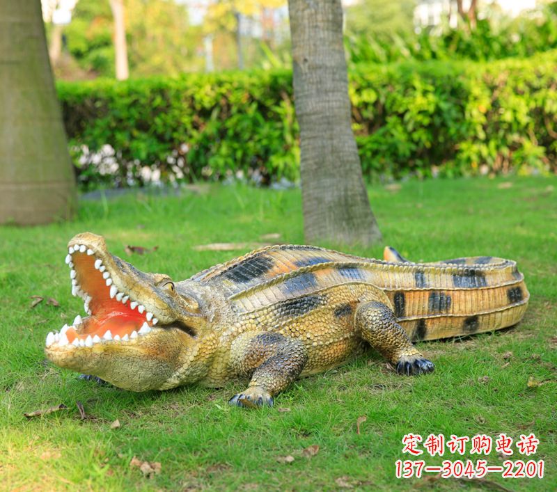 苏州玻璃钢鳄鱼 草坪绿地仿真动物雕塑