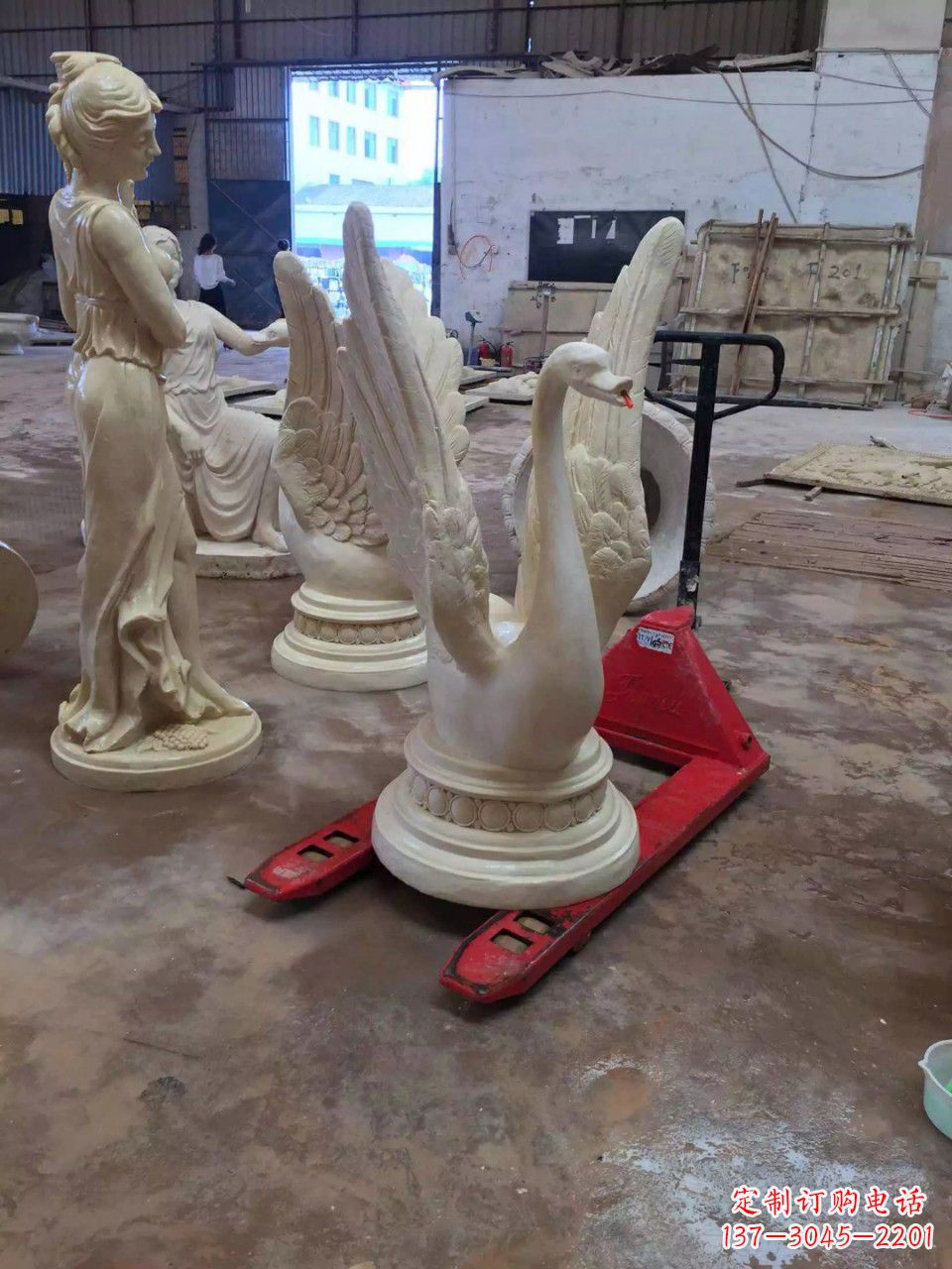 苏州玻璃钢制作的天鹅雕塑