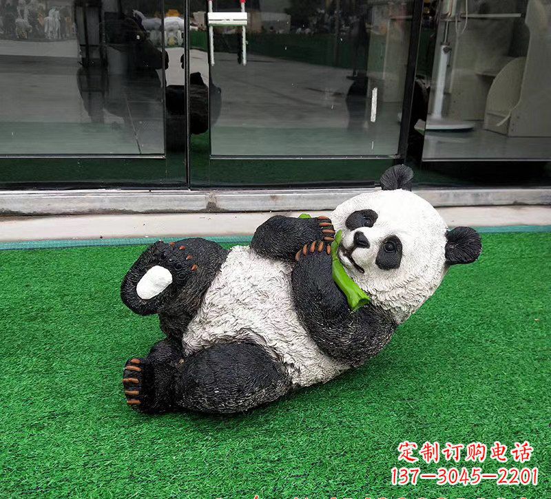 苏州玻璃钢熊猫雕塑象征动物保护的艺术品