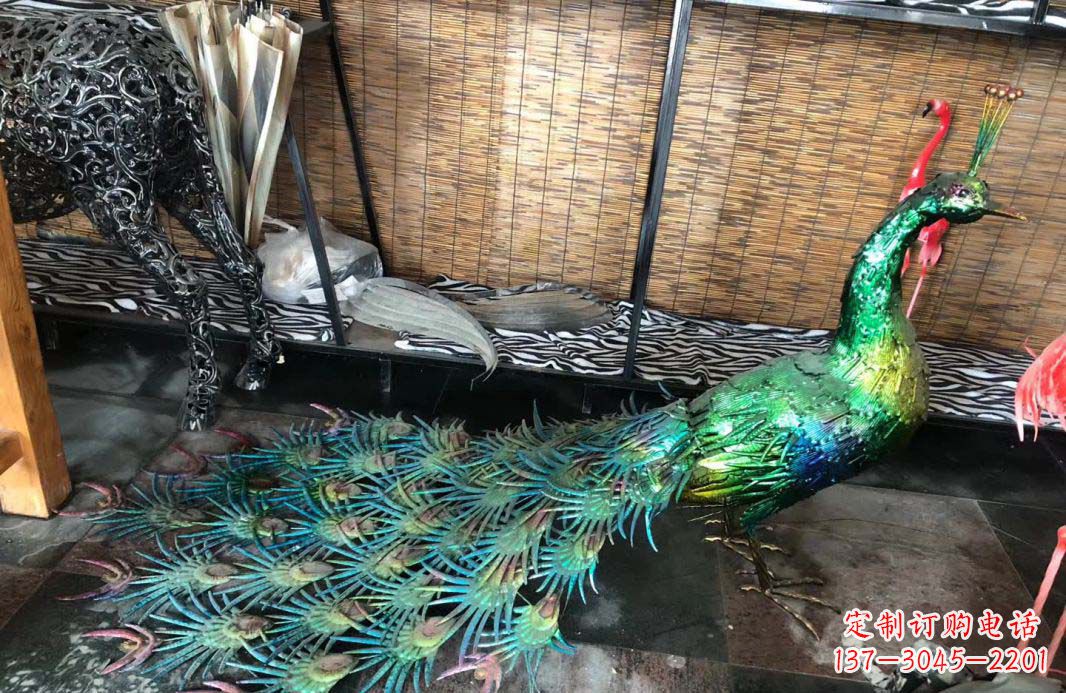 苏州不锈钢彩色景观孔雀雕塑