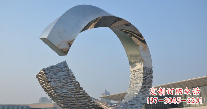 苏州环绕城市的不锈钢圆环雕塑