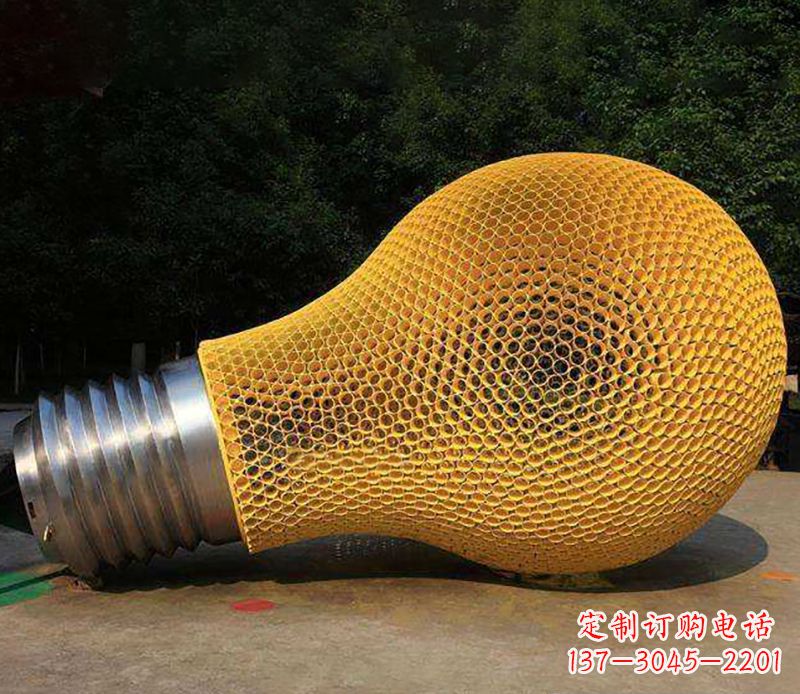 苏州不锈钢灯泡雕塑灯光下的美丽