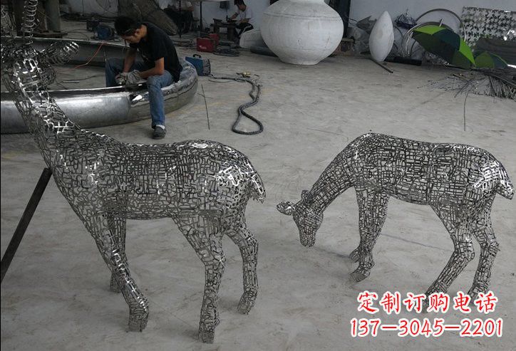 苏州不锈钢动物镂空鹿雕塑精美的艺术品