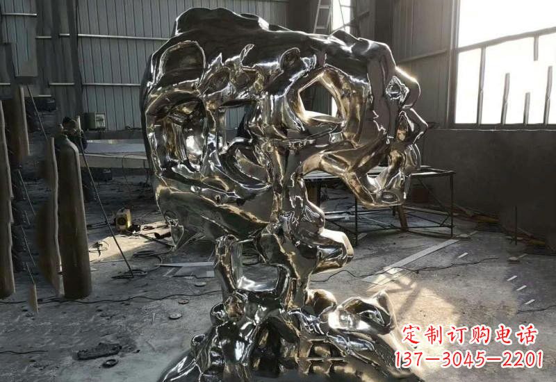苏州太湖石雕塑不锈钢公园的镜面之美