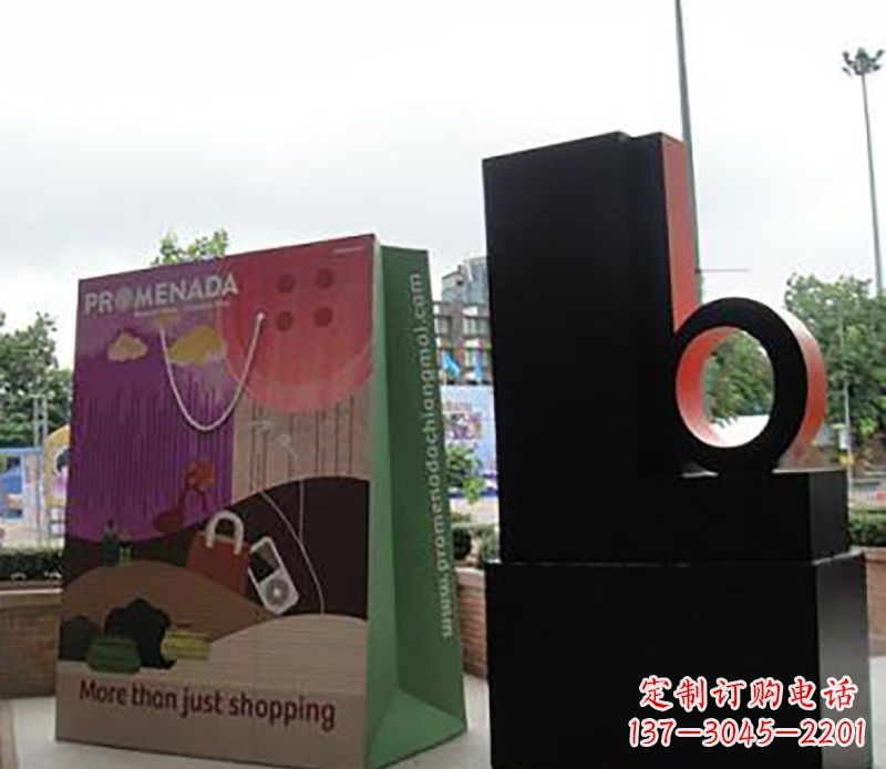 苏州不锈钢购物袋雕塑为公园带来现代风格