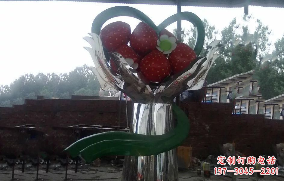 苏州不锈钢水果草莓雕塑
