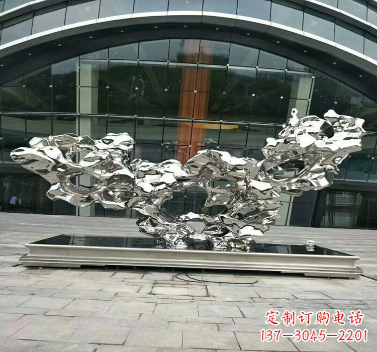 苏州灵动的太湖石雕塑