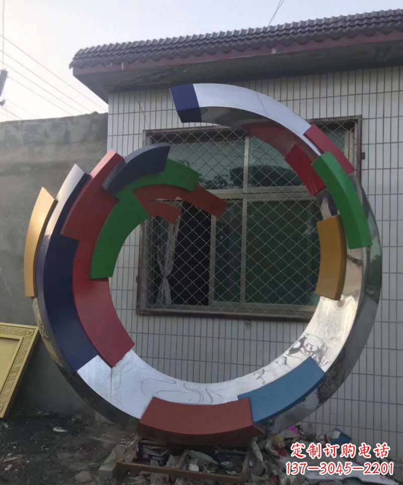 苏州绚烂多彩的不锈钢圆环雕塑