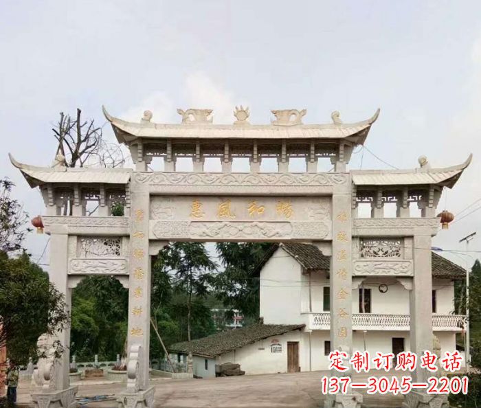 苏州村口三门石雕牌楼精美的雕塑杰作