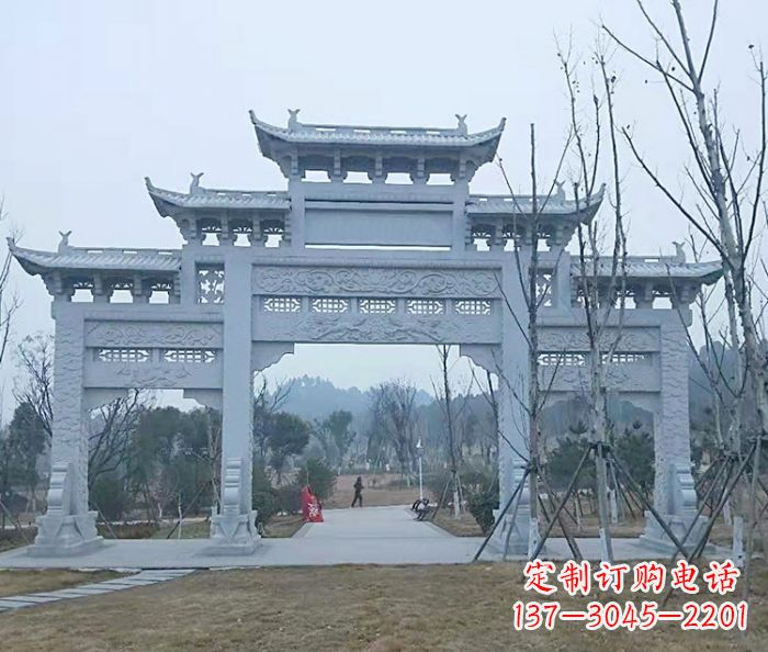 苏州村口三门石雕牌楼古朴华丽