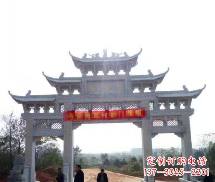 苏州村庄三门石雕牌楼