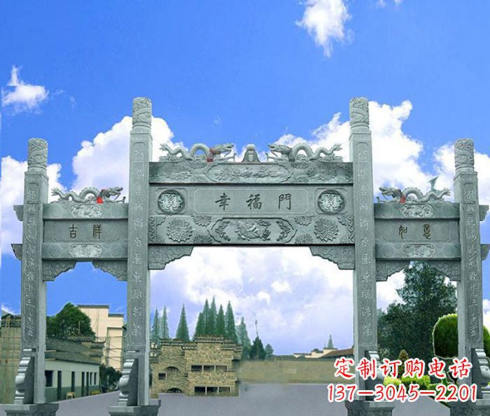 苏州村庄三门石雕牌坊