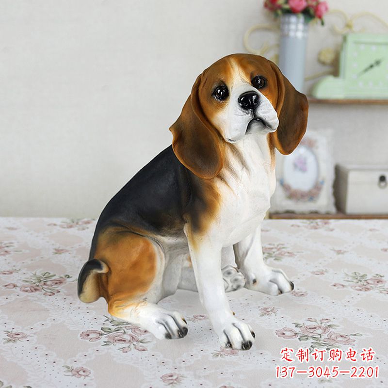 苏州玻璃钢蹲姿仿真比格犬雕塑
