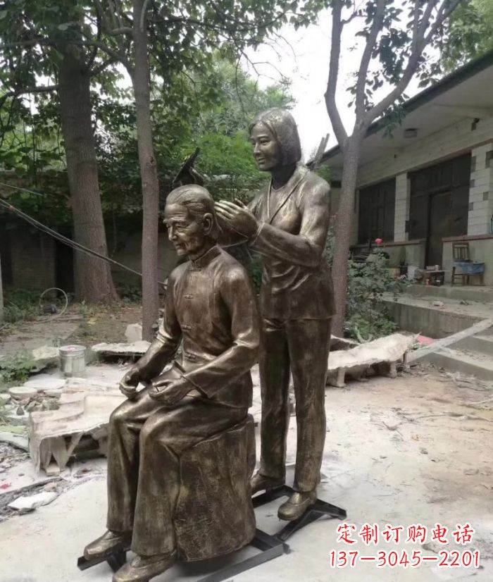 苏州纪念母亲的传统铜雕梳头人物