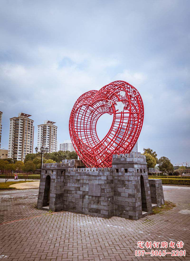 苏州拥抱和平的心以心型和平鸽雕塑传递心意
