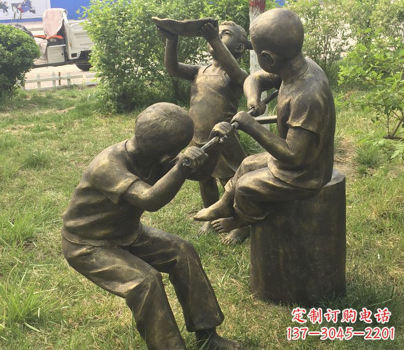 苏州公园玩水的儿童铜雕
