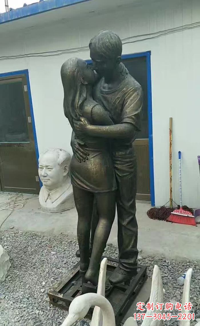 苏州无尽浪漫,情侣雕塑表达爱意
