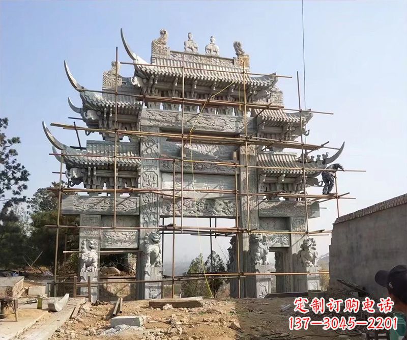 苏州石牌坊外东侧的龙凤雕塑