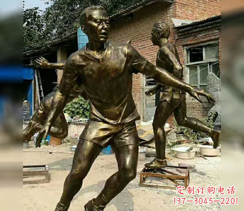 苏州踢足球广场人物铜雕