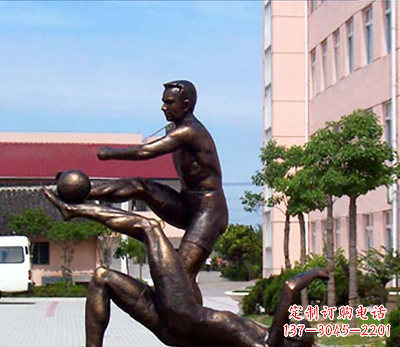 苏州踢足球人物广场小品铜雕