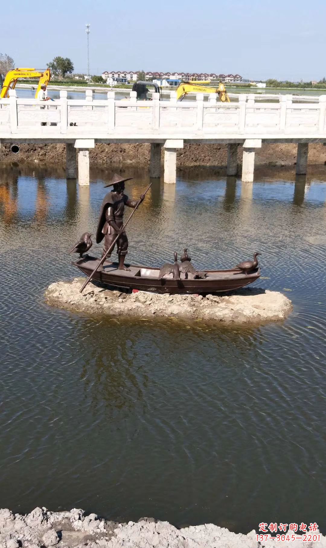 苏州铜雕渔夫撑船打鱼雕塑 湖边景观雕塑