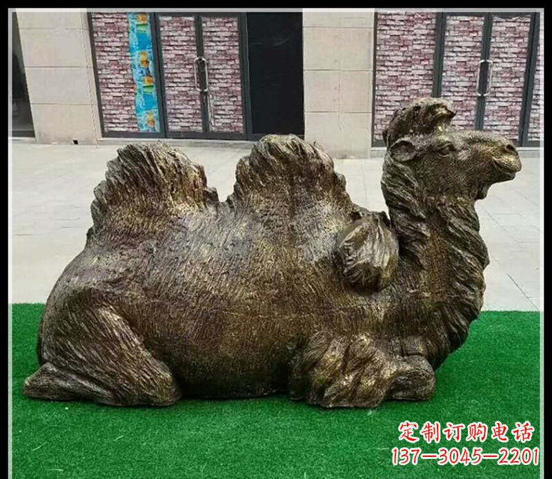 苏州卧在草地的骆驼铜雕