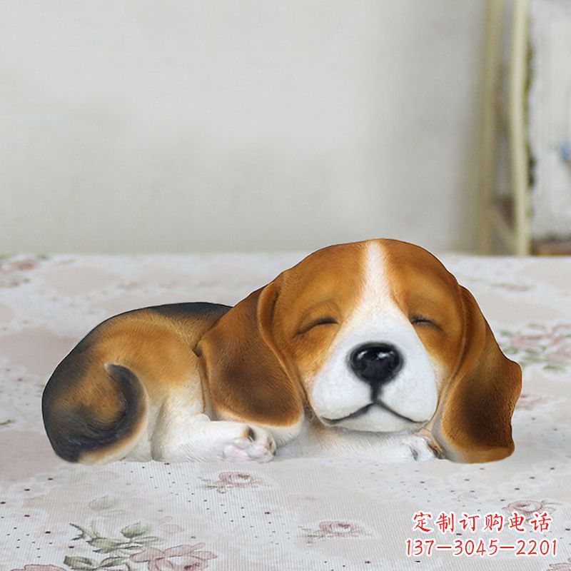 苏州卧姿比格犬仿真雕塑,睡觉的小狗狗是内美陈动物雕塑摆件