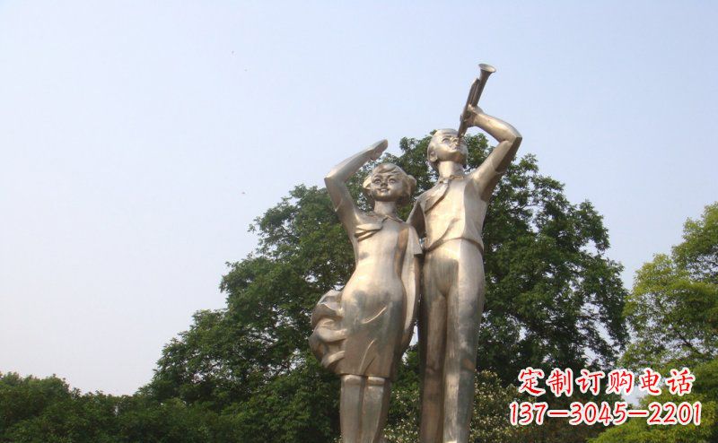 苏州校园吹军号敬礼的小学生人物景观铜雕