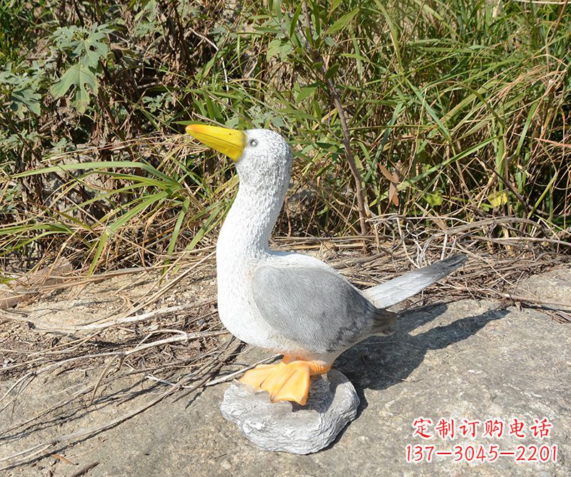 苏州学校雕塑和平鸽