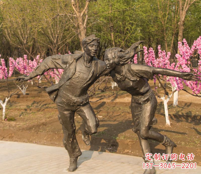 苏州游玩的情侣铜雕