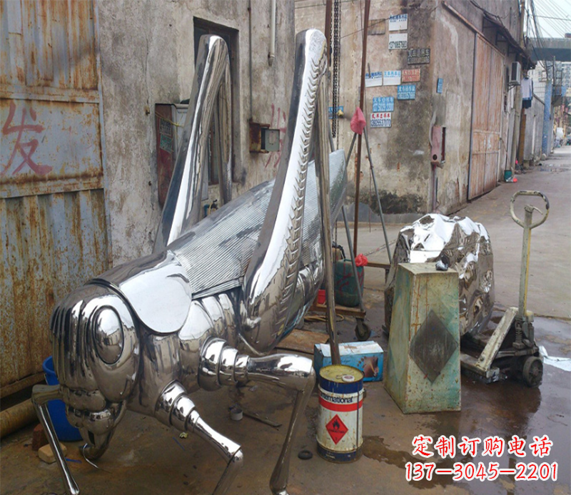 苏州不锈钢蚂蚱雕塑