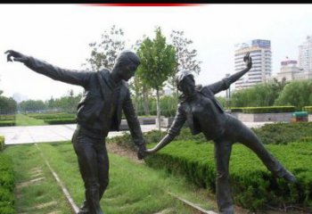 苏州走铁轨的情侣铜雕