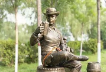 苏州坐酒桶喝啤酒的牛仔铜雕