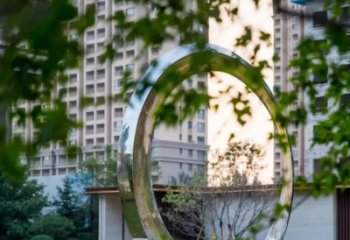 苏州圆环雕塑-别墅草坪不锈钢镜面大型户外景观圆环雕塑